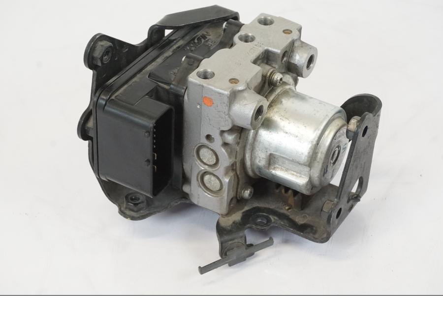 Framsidan på ABS Modulator från en Honda NT 700 -2008 motorcykel.