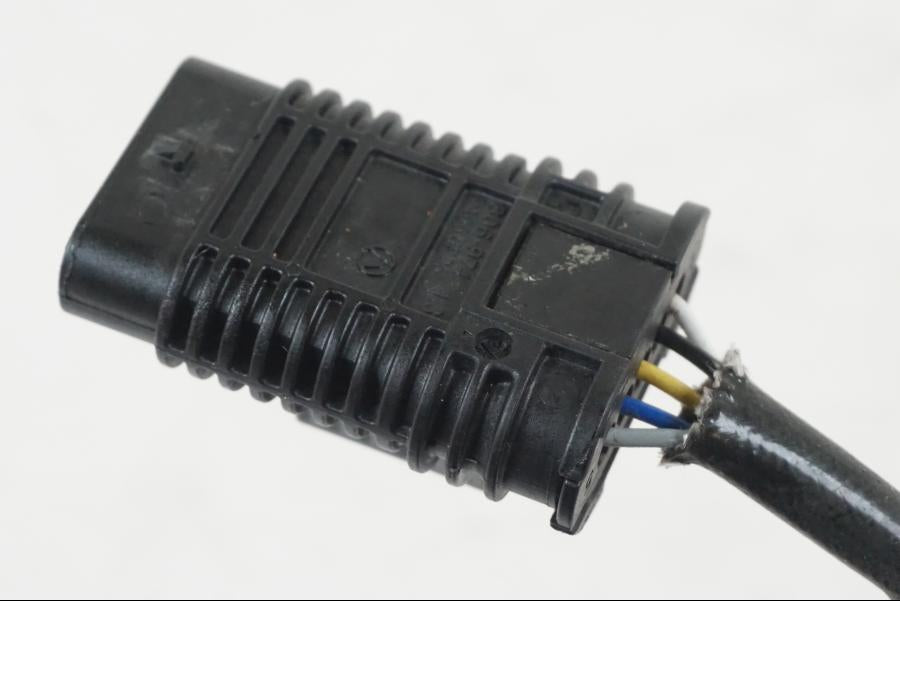 Snett nerifrån på Lambdasond från en BMW R 1250 GS -2021 motorcykel.