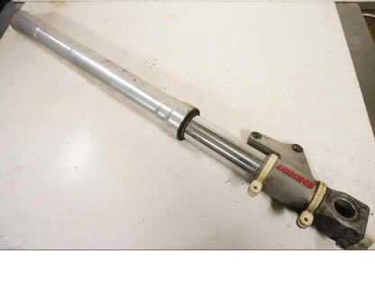 Framsidan på Gaffelben från en Ducati 748 -2001 motorcykel.