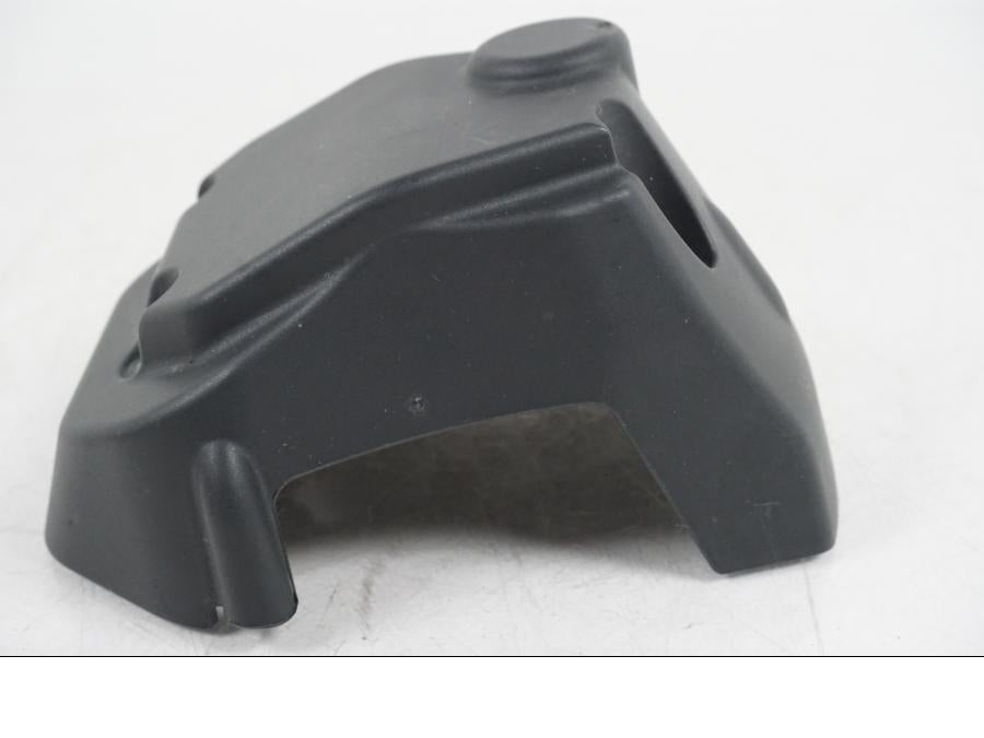 Snett nerifrån på Bensintankskåpa från en Ducati Hyperstrada -2013 motorcykel.