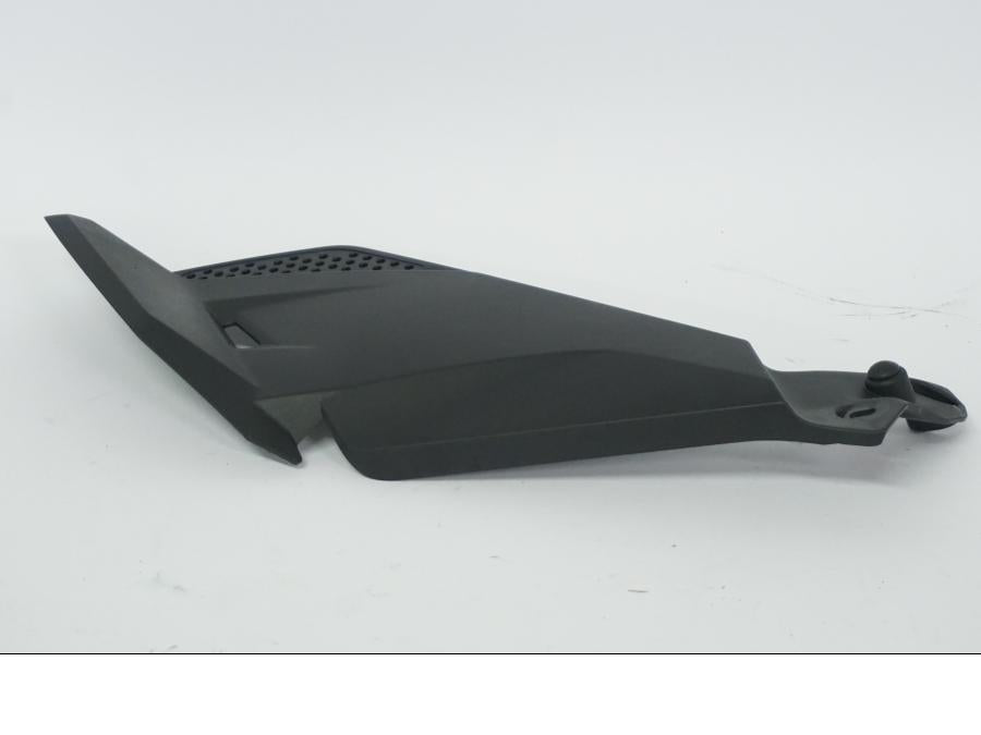 Baksidan på Bensintankskåpa från en BMW R 1250 GS -2022 motorcykel.