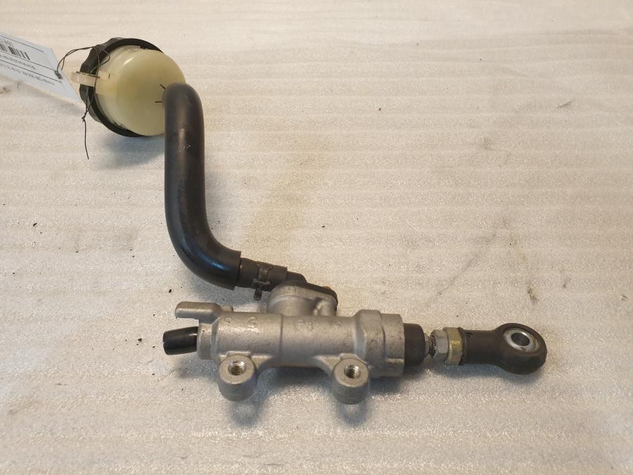 Baksidan på Bromshuvudcylinder från en Honda CBR 900 RR -2003 motorcykel.