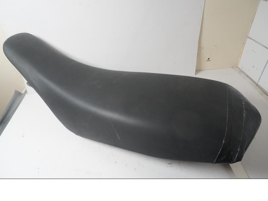 Höger sida på Sadel från en Yamaha YFM 350 R -2006 ATV.