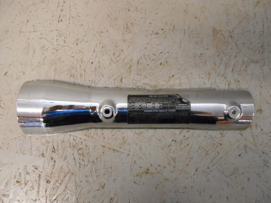 Framsidan på Svingkromskydd från en Suzuki VZ 1600 -2004 motorcykel.