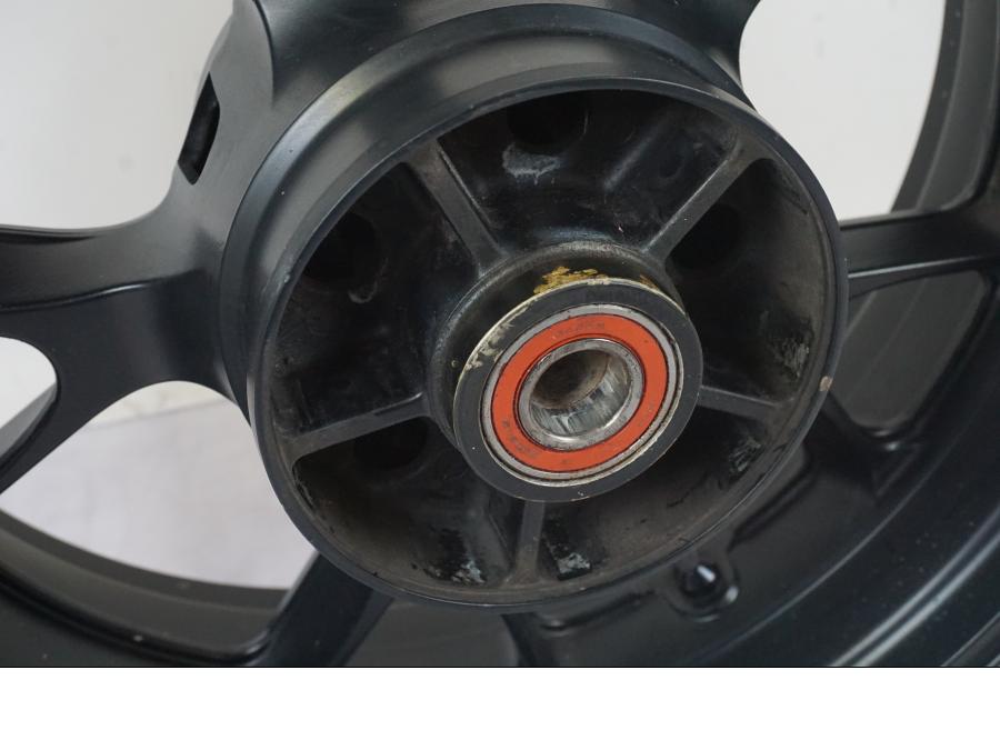 Extrabild4 på Fälg från en Kawasaki ZZ-R 1400 -2009 motorcykel.