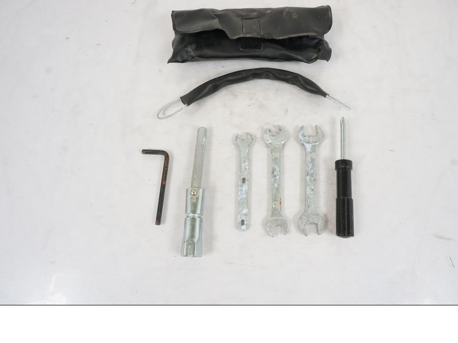 Framsidan på Verktyg från en Honda VFR 1200 -2010 motorcykel.