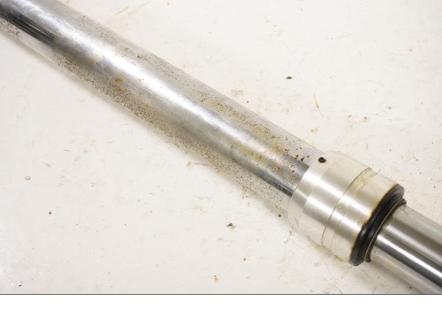 Vänster sida på Gaffelben från en Kawasaki KDX 125 -1991 motorcykel.