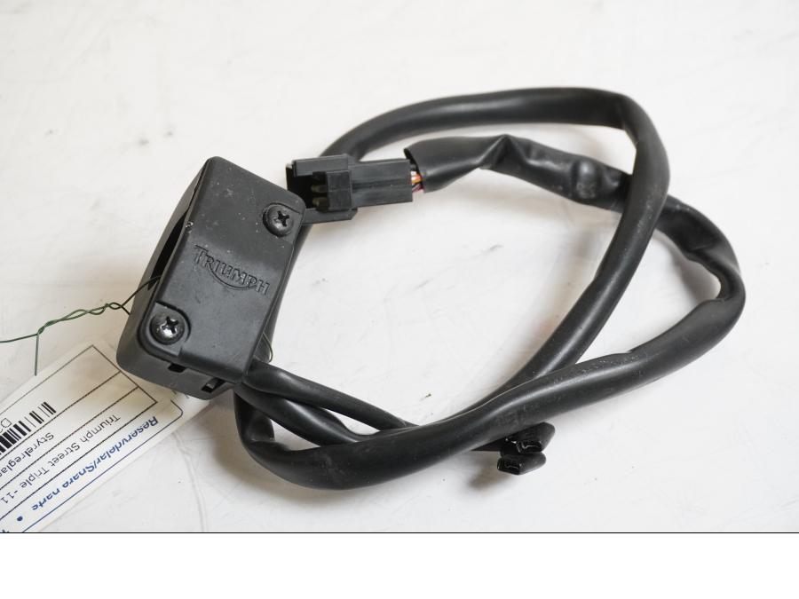 Baksidan på Styrelreglage från en Triumph Street Triple -2011 motorcykel.