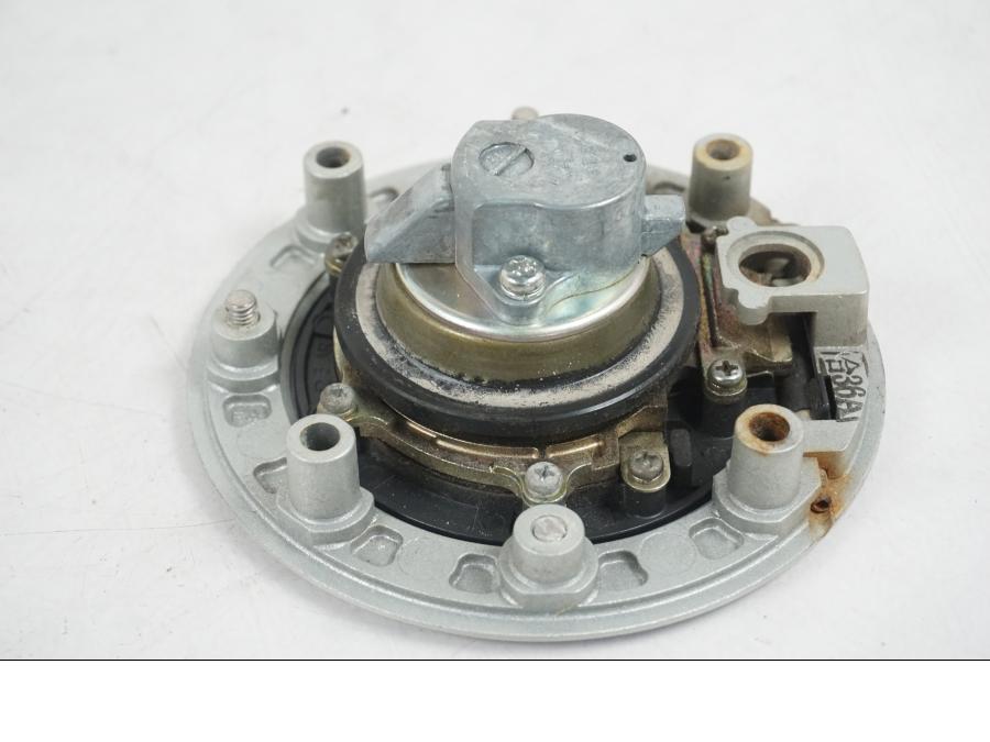 Extrabild6 på <p>Låssats från Suzuki DL 1000 2004.</p>

<p>1st nyckel, tändningslås, sadellås, tanklock och hjälmlås.</p> motorcykel.