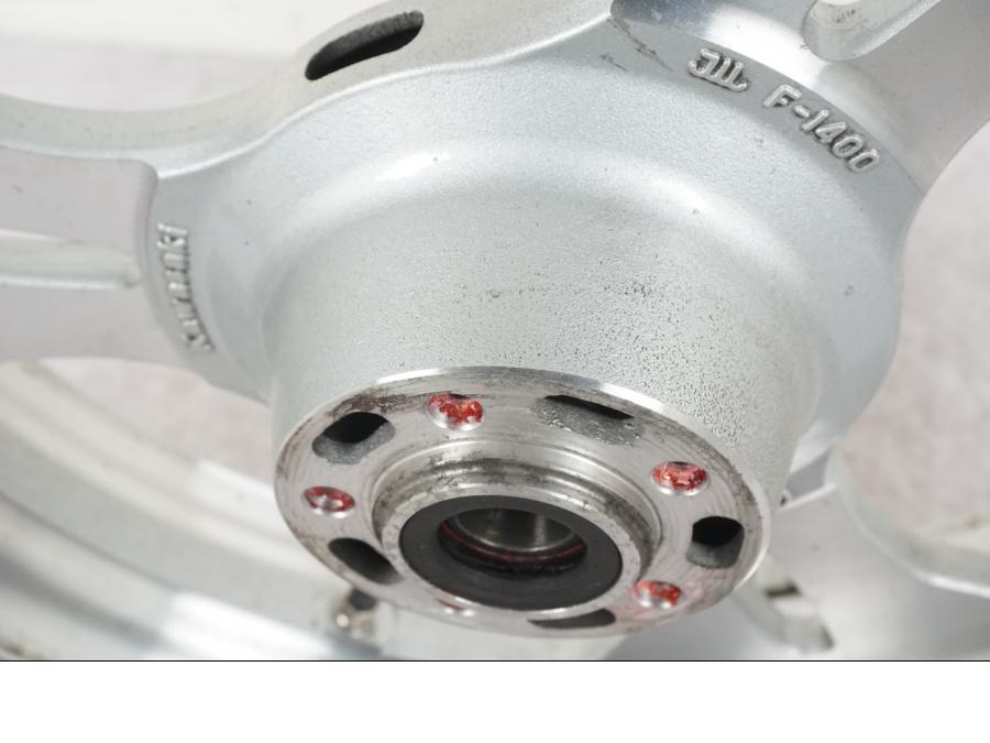 Vänster sida på Fälg från en Kawasaki VN 1500 Mean Streak -2002 motorcykel.