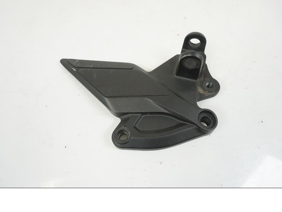 Framsidan på Fotpinnefäste från en Kawasaki Z 1000 -2017 motorcykel.