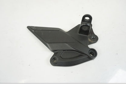 Framsidan på Fotpinnefäste från en Kawasaki Z 1000 -2017 motorcykel.