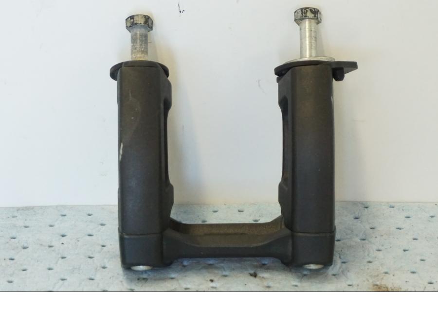 Vänster sida på Styrfäste från en Suzuki GSX 1300 BK -2008 motorcykel.