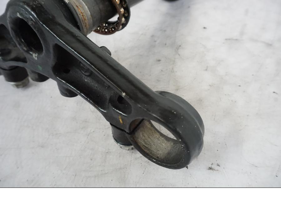 Snett nerifrån på Gaffelkrona från en Yamaha YZF-R 125 -2008 motorcykel.