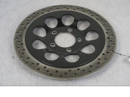 Framsidan på Bromsskiva från en Suzuki VZ 800 -2000 motorcykel.