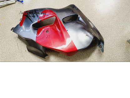 Snett uppifrån på Sidkåpa från en Suzuki GSX 1300 R -2000 motorcykel.