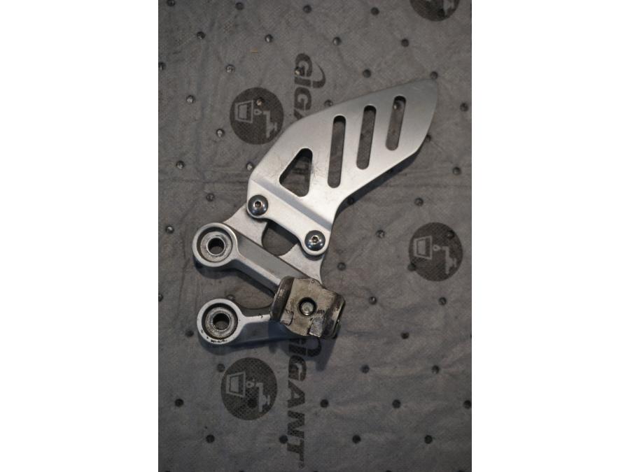 Framsidan på Fotpinnefäste från en Suzuki GSX-R 1000 -2008 motorcykel.