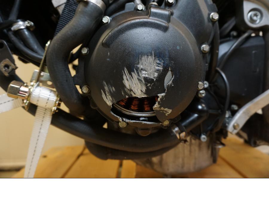 Baksidan på Motorpaket från en Triumph TT 600 -2002 motorcykel.