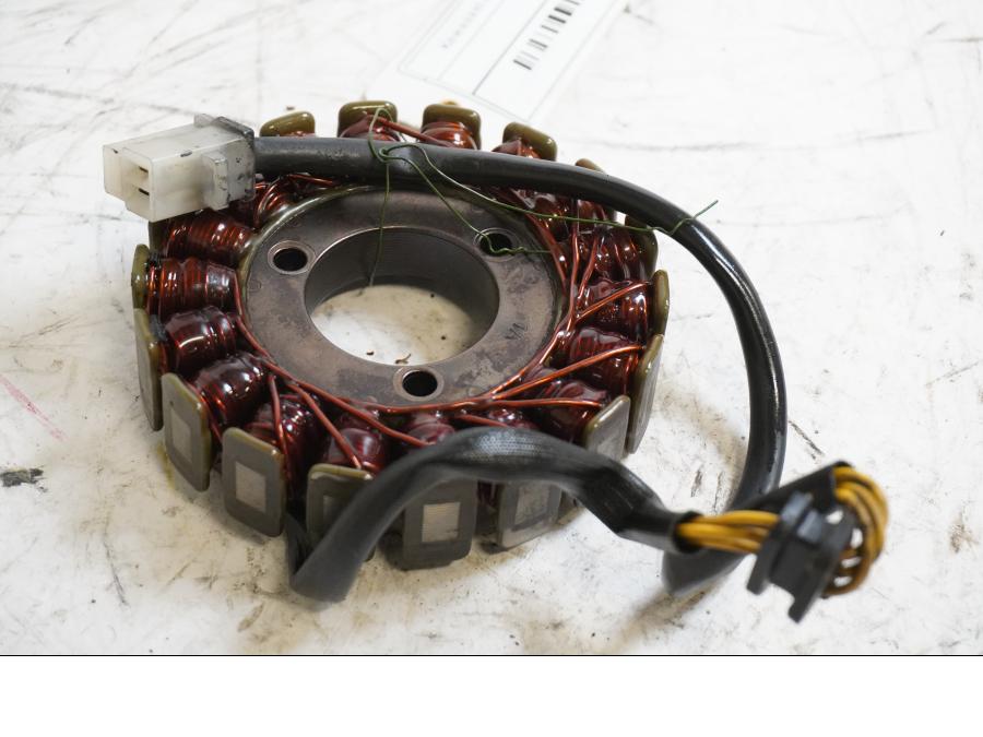 Framsidan på Generator från en Kawasaki GPZ 500 -1991 motorcykel.