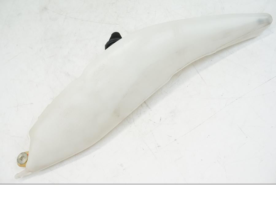 Snett uppifrån på Vattenexpansionskärl från en Honda CB 600 F -2008 motorcykel.