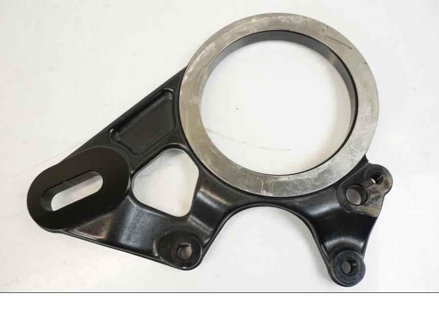 Vänster sida på Bromsoksfäste från en Triumph Speed Triple -2021 motorcykel.