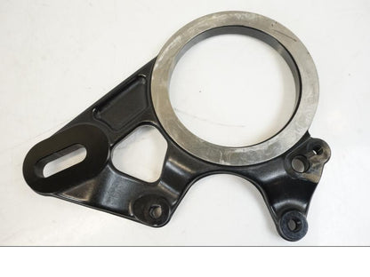 Vänster sida på Bromsoksfäste från en Triumph Speed Triple -2021 motorcykel.