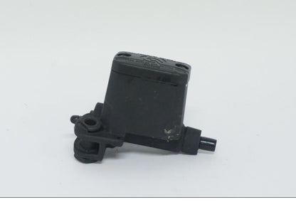 Snett uppifrån på Bromshuvudcylinder från en Ducati Desert X -2022 motorcykel.