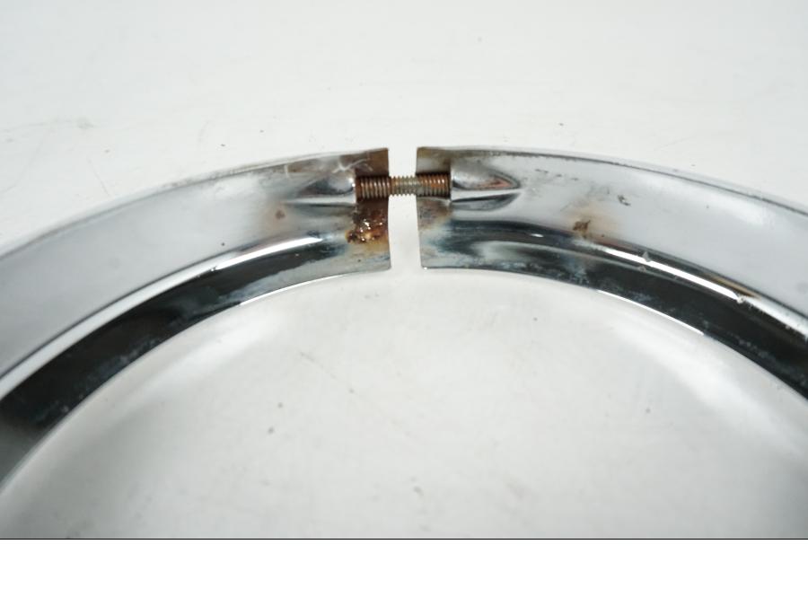 Snett uppifrån på Strålkastarkåpa från en H-D FLHC -2018 motorcykel.