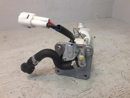 Baksidan på Bensinpump insprut från en KTM 1290 Super Duke -2016 motorcykel.