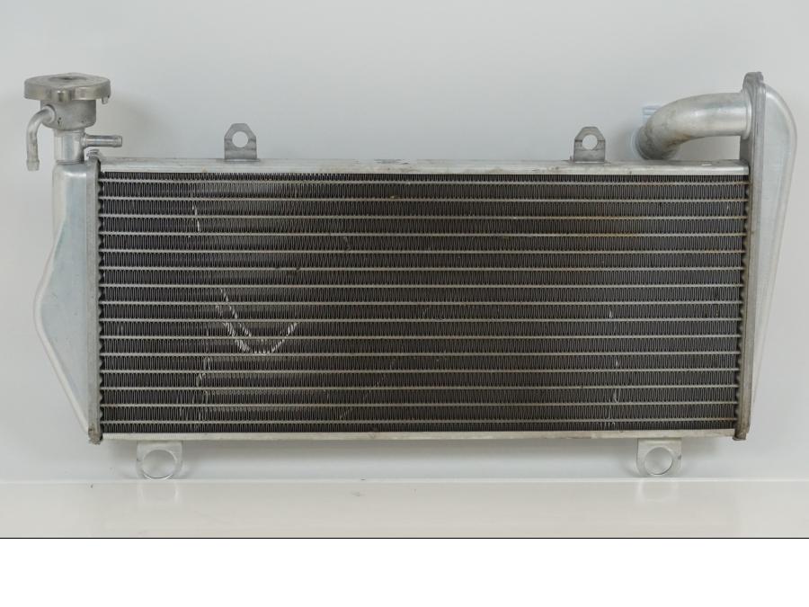 Framsidan på Vattenkyl från en Ducati Streetfighter V2 -2022 motorcykel.