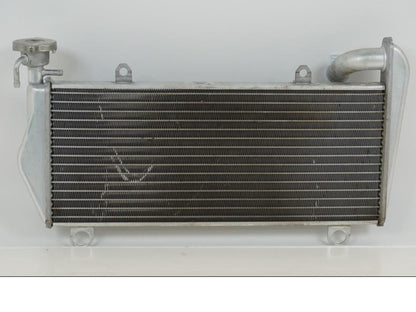 Framsidan på Vattenkyl från en Ducati Streetfighter V2 -2022 motorcykel.