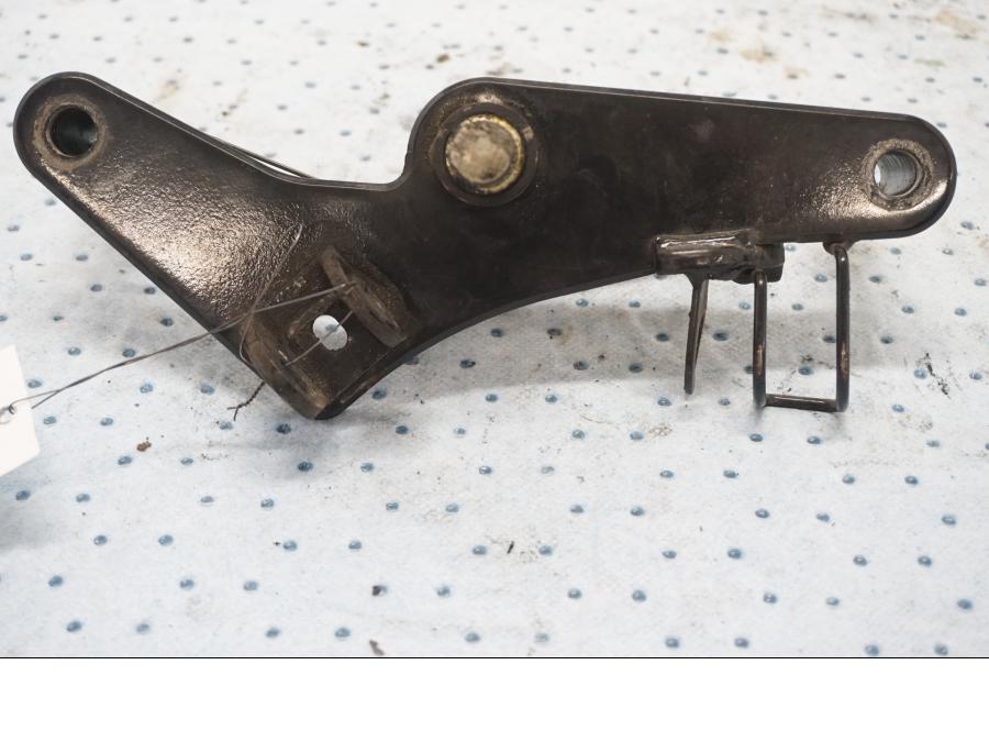 Framsidan på Fotpinnefäste från en Kawasaki EN 500 -1999 motorcykel.