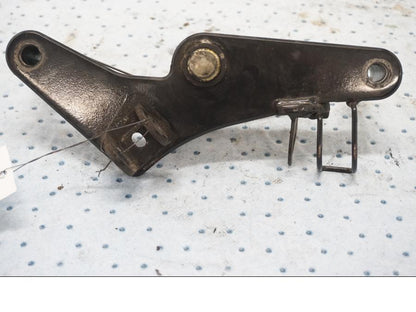 Framsidan på Fotpinnefäste från en Kawasaki EN 500 -1999 motorcykel.