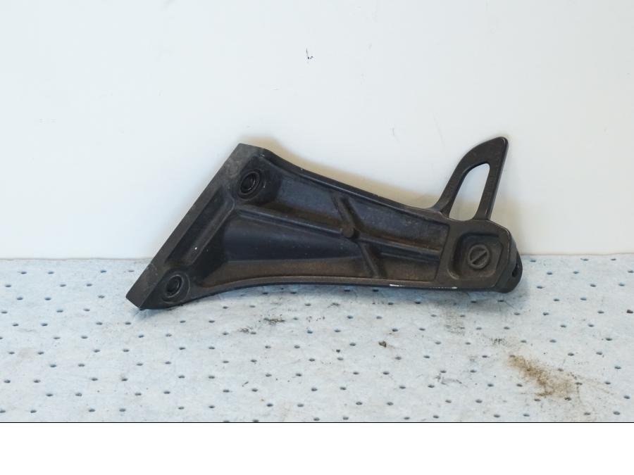 Vänster sida på Fotpinnefäste från en Suzuki GSX 1300 BK -2008 motorcykel.