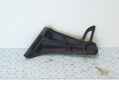 Vänster sida på Fotpinnefäste från en Suzuki GSX 1300 BK -2008 motorcykel.