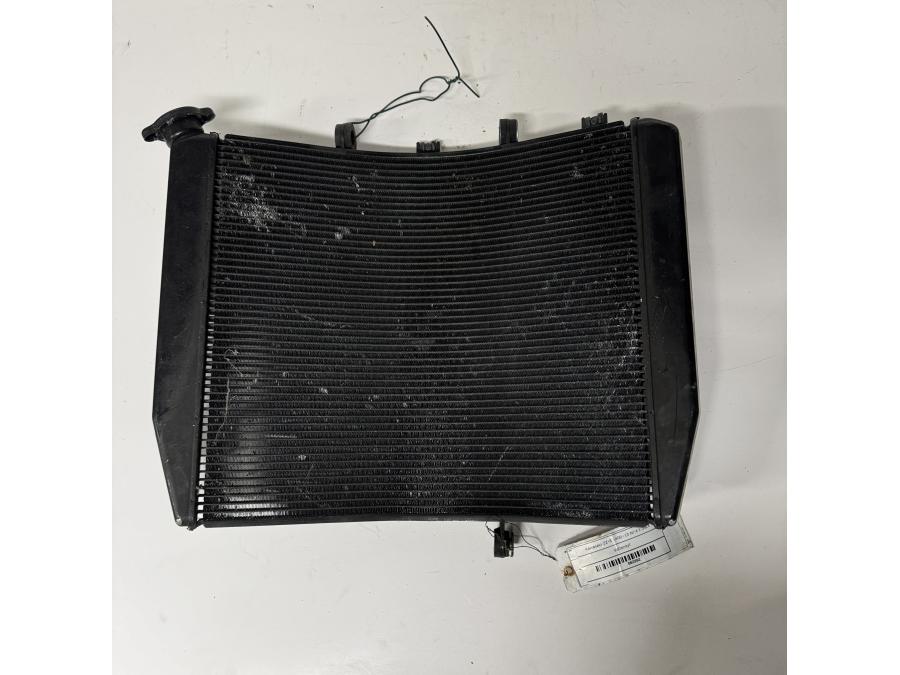 Framsidan på Vattenkyl från en Kawasaki ZZ-R 1400 -2010 motorcykel.