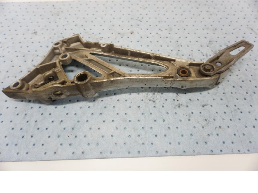 Baksidan på Fotpinnefäste från en Suzuki GSX 550 -1985 motorcykel.