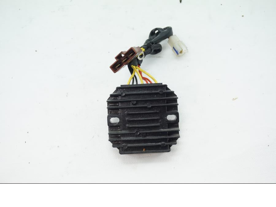 Framsidan på Likriktare från en KTM RC 390 -2019 motorcykel.