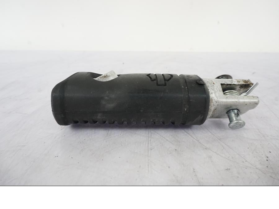 Höger sida på Fotpinne från en H-D Softail Sport Glide FLSB -2022 motorcykel.