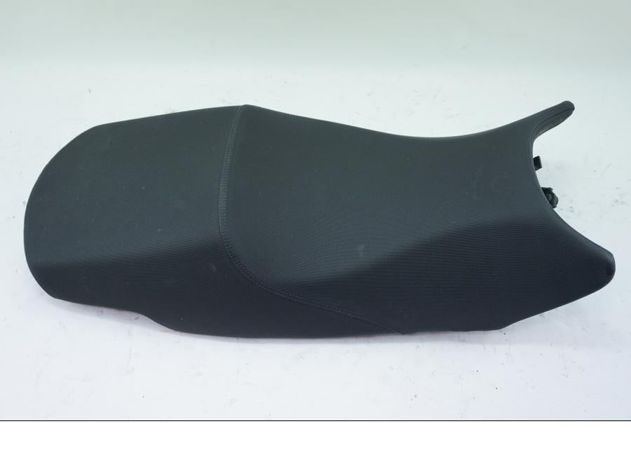 Framsidan på Sadel från en Triumph Sprint GT -2011 motorcykel.