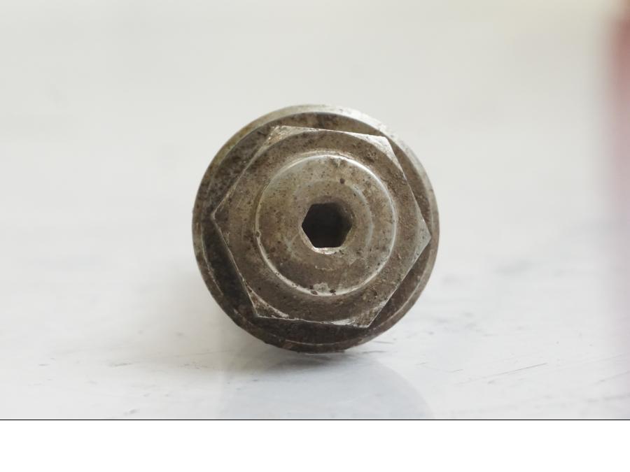 Baksidan på Kamkedjesträckare från en KTM 1190 Adventure -2015 motorcykel.