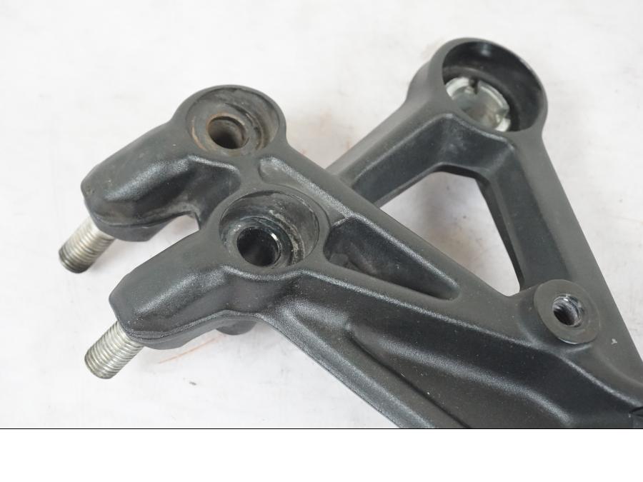 Vänster sida på Fotpinnefäste från en KTM 390 Duke -2018 motorcykel.