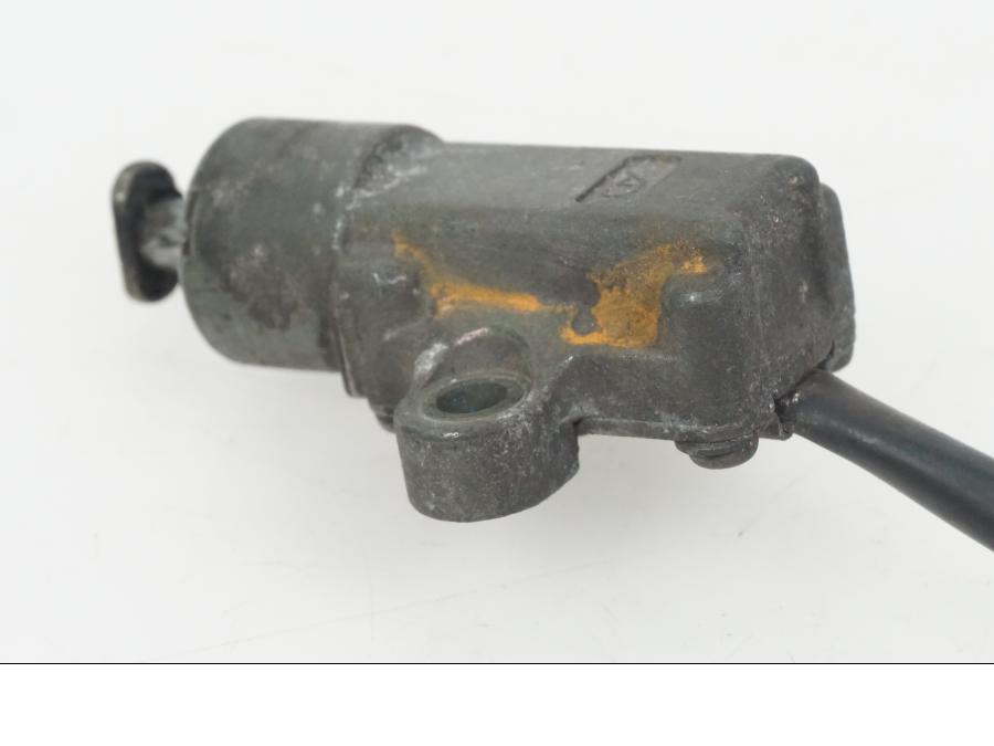 Snett nerifrån på Sidostödsbrytare från en Yamaha XJ 900 -1997 motorcykel.