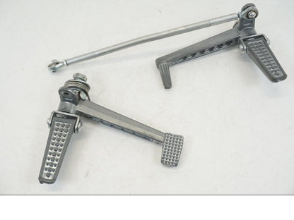 Framsidan på Fotpinnesats från en Universal Universal -0 moped.