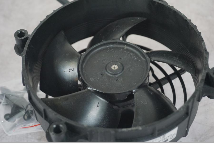 Vänster sida på Vattenkylfläkt från en KTM 1290 Super Adventure S -2022 motorcykel.