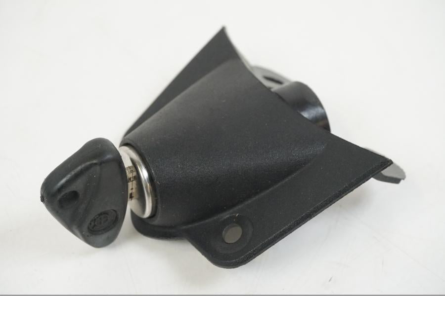 Höger sida på Sadellåsmekanism från en BMW F 650 CS -2002 motorcykel.