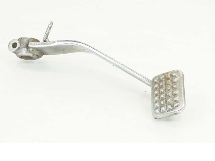 Framsidan på Bromspedal från en Suzuki VL 800 -2004 motorcykel.