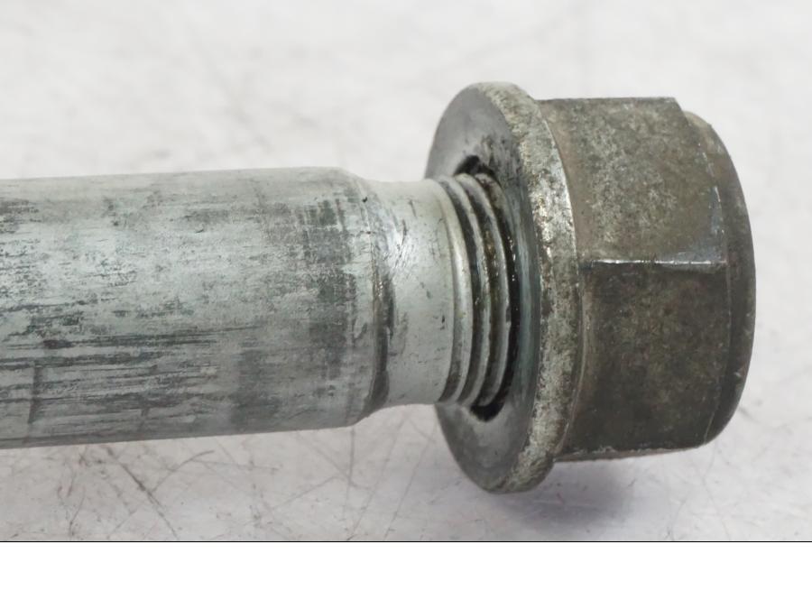 Vänster sida på Axel från en Honda NT 650 V -2002 motorcykel.