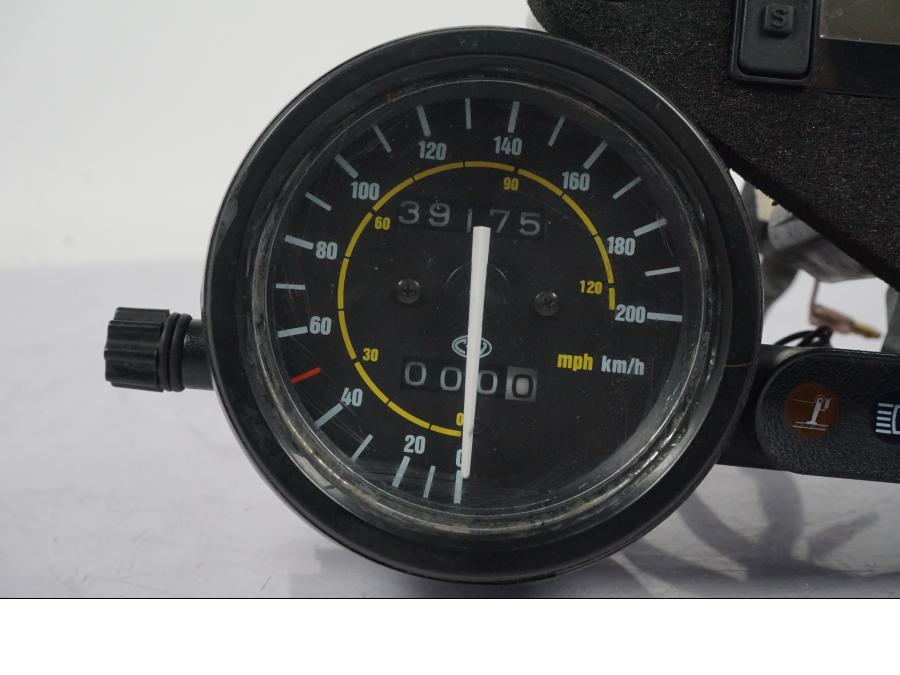 Baksidan på Instrumentpanel från en Aprilia RS 125 -2000 motorcykel.