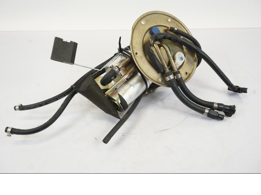 Snett uppifrån på Bensinpump insprut från en BMW R 1150 RS -2003 motorcykel.